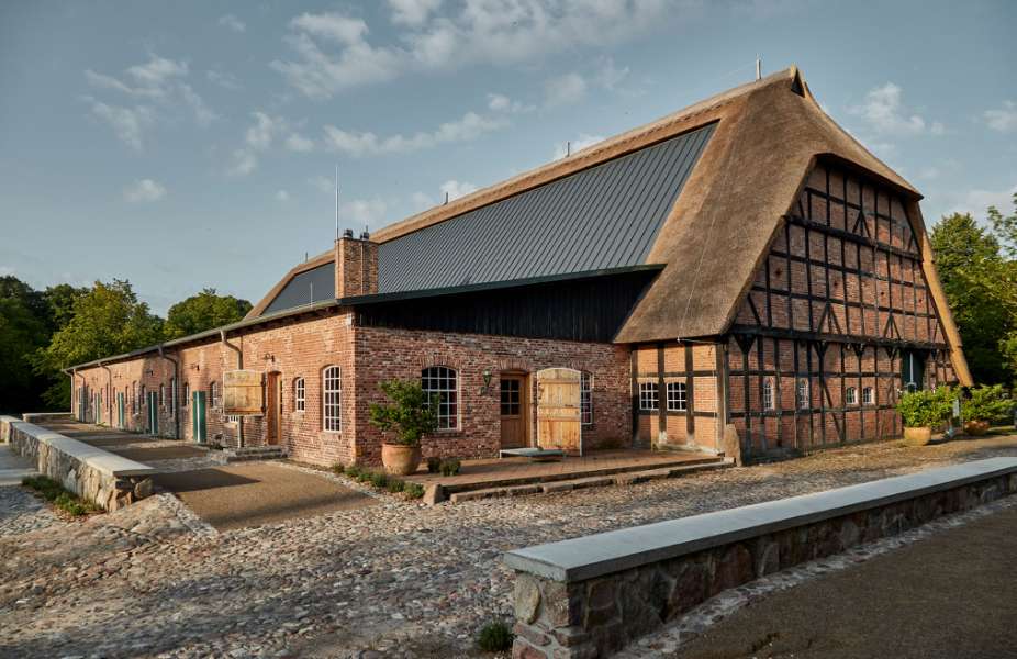 Vergangenheit und Zukunft vereint mit Stahlprofilen, Gut Damp in 24351 Damp